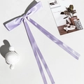 Détail d'un nœud papillon en satin lavande avec de longs rubans sur fond blanc épuré - Pinces à cheveux bec de canard / Mauve Clair (Type B)
