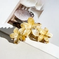 Three-flower hair claw clip with yellow marble amber texture in premium acetate finish - Khaki