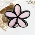 Dettaglio della pinza per capelli a fiore con petali rosa gelatina e bordi neri - Frangipani Gelatina - Rosa con bordo nero