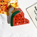 Detailaufnahme einer kreativen Wassermelone-Haarklammer aus glänzendem Acetat-Material - Wassermelone