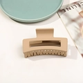 Vue détaillée de la pince à cheveux carrée mate de 8,5cm sur un décor de table chic - Café Clair Mat