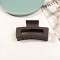 Vue rapprochée de la pince à cheveux carrée de 8,5 cm en marron mocha mat résistant - Café Foncé Mat