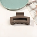 Détail d'une pince à cheveux carrée de 8,5 cm marron foncé mat avec dents antidérapantes - Café Mat