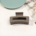 Détail d'une pince à cheveux rectangulaire mate taupe sur un fond esthétique minimaliste - Matte Gray Brown