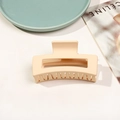 Détail de la pince à cheveux carrée beige mat de 8,5 cm avec dents antidérapantes - Beige Mat