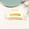 Vue détaillée d'une grande pince à cheveux carrée beige mat dans un décor élégant - Blanc Crème Mat