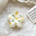 Detailansicht einer weißen Frangipani-Haarklammer mit gelben Bananenmotiven und Blättern - Bananen-Druck Stil (24-2)