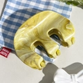 Dettaglio della pinza per capelli in acetato marmorizzato giallo con motivo a trama crema - Giallo zenzero