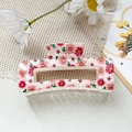 Détail d'une pince à cheveux rectangulaire avec motifs floraux de marguerites roses polies - Rose Clair Marguerite (116-2)