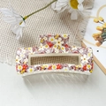 Détail de la grande pince à cheveux rectangulaire fleurie avec marguerites sur lilas - Violet Clair Fleurs Fraîches (116-3)