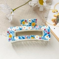 Gros plan sur la pince à cheveux rectangulaire bleu ciel avec imprimé marguerites et ressort - Bleu Ciel Marguerite (116-5)