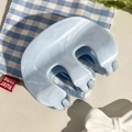 Détail d'une pince à cheveux en acétate bleu clair à motif marbré sur tissu - Bleu Gris