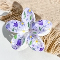 Dettaglio molletta per capelli lavanda a forma di fiore con decorazioni floreali di margherite - Stile Mughetto Margherita Lavanda