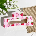 Vue détaillée d'une pince à cheveux carrée rose avec imprimé fraise sur fond blanc - Motif de Fraise Rose (Carré Imprimé UV 10.5 - ABS Blanc Cassé 123-5)