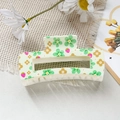 Détail d'une pince à cheveux crème avec motifs floraux verts et petites fraises - Crème Fraise Florale (118-2)