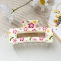Détail d'une pince à cheveux carrée fleurie avec motifs roses sur fond en acrylique crème - Blanc Crème Fleur Rose Orange (118-3)