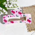 Détail d'une pince à cheveux carrée rose avec motifs de cerises et fleurs imprimés en UV - Motif Cerise Rose (Carré Imprimé UV 10,5 - ABS Blanc Cassé 123-7)