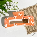 Vue détaillée d'une pince à cheveux orange rectangulaire avec motifs cadeaux sur textile - Motif de boîte cadeau orange (10.5 Impression UV carrée - ABS blanc cassé 141-1)