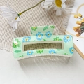 Gros plan détaillé d'une pince à cheveux rectangulaire à motif floral sur fond neutre - Vert Clair Fleurs Bleu Vert (118-6)