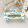 Vue détaillée d'une pince à cheveux carrée bleue avec motif marguerites sur tissu - Bleu Clair Marguerite Jaune Blanc (118-7)