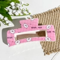 Détail de la pince à cheveux carrée avec motif à carreaux rose et enveloppes LOVE YOU - Enveloppe Quadrillée Rose (10.5 Impression UV Carré - ABS Blanc Cassé 141-5)