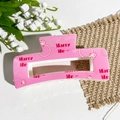Détail de la pince à cheveux en acrylique rose avec texte Marry Me et icône de bague diamant - Thème de Demande en Mariage "Marry Me" (10.5 Impression UV Carré - ABS Blanc Cassé 141-6)