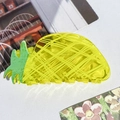 Détail macro d'une pince à cheveux jaune en forme d'ananas avec texture réaliste - Ananas peint à la main (9.5cm)