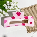 Détail de la pince à cheveux rose avec motifs cœurs rouges et décor floral - Imprimé Cœur Rose Clair (10.5 Impression UV Carré - ABS Blanc Cassé 141-8)
