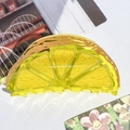 Détail macro d'une pince à cheveux en acrylique jaune en forme de citron avec ressort en métal - Orange peinte à la main (9.5cm)