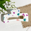 Détail de la pince à cheveux carrée creuse avec motifs de cœurs colorés et style mat - Cœur Peint à la Main Coloré sur Fond Blanc (10.5 Impression UV Carré - ABS Blanc Cassé 141-9)