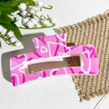 Détail de la pince à cheveux carrée rose avec motifs de cœur sur fond blanc texturé - Multiples Cœurs sur Base Rose (Carré Imprimé UV 10,5 - ABS Blanc Cassé 141-10)