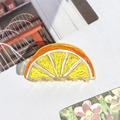 Détail d'une grande pince à cheveux en acrylique motif orange sur fond esthétique - Orange peinte à la main (6.5cm)