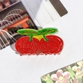 Vue détaillée d'une pince à cheveux cerise mignonne en acrylique rouge et vert pour femmes - Cerise peinte à la main (6.5cm)