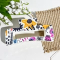 Gros plan sur la pince à cheveux carrée avec motifs floraux sur résine blanche - Fleurs de Graffiti Abstraites (Impression UV 10.5 Carré - ABS Blanc Cassé 155-5)