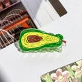 Vue détaillée de la pince à cheveux créative en forme d'avocat en acrylique vert et jaune - Avocat peint à la main (6.5cm)