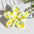 Dettaglio della pinza per capelli a fiore con stampe UV di limoni gialli e foglie - Stampa Limone (146-3)