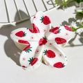 Dettaglio del fermaglio per capelli a forma di fiore con stampa di fragole dolci - Stampa Fragola (146-4)