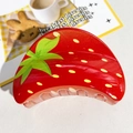 Primo piano di un fermaglio per capelli lucido a forma di fragola con finitura rossa - Pinza Semicerchio Stampa 9cm - Fragola