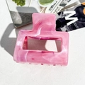 Détail d'une pince à cheveux carrée en acétate avec motif marbré rose et blanc poli - PS / 5cm Carré-Rose Violet