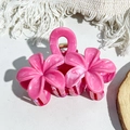 Détail de la pince à cheveux à motif marbre rose avec ressort en métal doré brillant - 8cm Double Fleur-Rose Violet