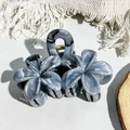 Détail d'une pince à cheveux motif marbre avec design floral et ressort en métal doré - 8cm Double Fleur-Gris Noir