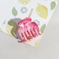 Gros plan sur la pince à cheveux en acétate rose à motifs marbrés sur fond blanc - Rose Foncé 4cm 7 Dents