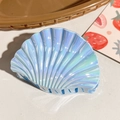 Dettaglio della molletta per capelli a conchiglia blu cangiante con finitura perlata - Blu