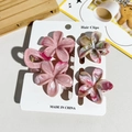 Détail de quatre pinces à cheveux florales avec texture marbrée sur carte - Ensemble 3 Pièces Double Fleur--Rose Nude