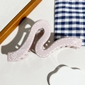 Vue détaillée d'une pince à cheveux rose ondulée avec motifs de cœurs et nœuds blancs - Style de Vague Géométrique Rose Coréen