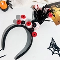 Detalle de diadema de Halloween con ojos ensangrentados y plumas negras festivas - Ojo