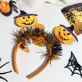 Detalle de diadema de Halloween con calabazas sonrientes y mini sombreros de mago púrpuras - Doble Calabaza