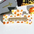 Detalle de pinza para el pelo cuadrada de Halloween con estampado de calabazas y hojas - Estilo de Estampado de Poción de Calabaza Beige