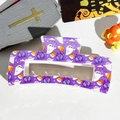 Detalle de pinza para pelo morada de Halloween con estampados de fantasmas y gatos negros - Estilo de Estampado de Gato Negro y Fantasma Morado