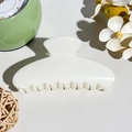 Dettaglio ravvicinato della molletta per capelli effetto marmo crema su sfondo beige - Stile a Testa Quadra (F-2501) / Beige